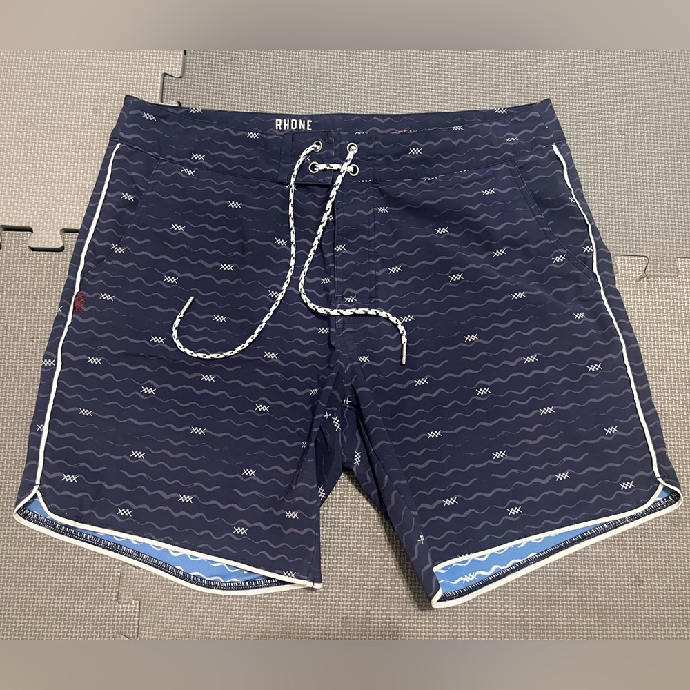 GUC Mens Rhone 7” Board Short - Wave Print 34W